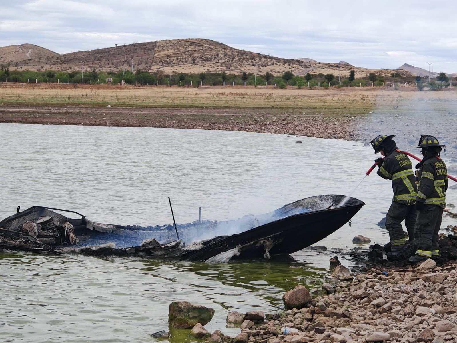 Se consume lancha en la Presa Chihuahua; Bomberos llegan más de 1 hora tarde