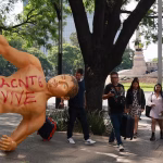 Destruyen esculturas monumentales del Mundial 2026 durante protestas de la CNTE en Reforma