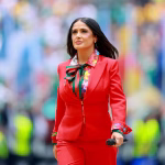 Aclara Claudia Sheinbaum que la FIFA invitó directamente a Salma Hayek a la inauguración del Mundial