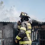 Arrestan a bombero acusado de robo en pleno incendio