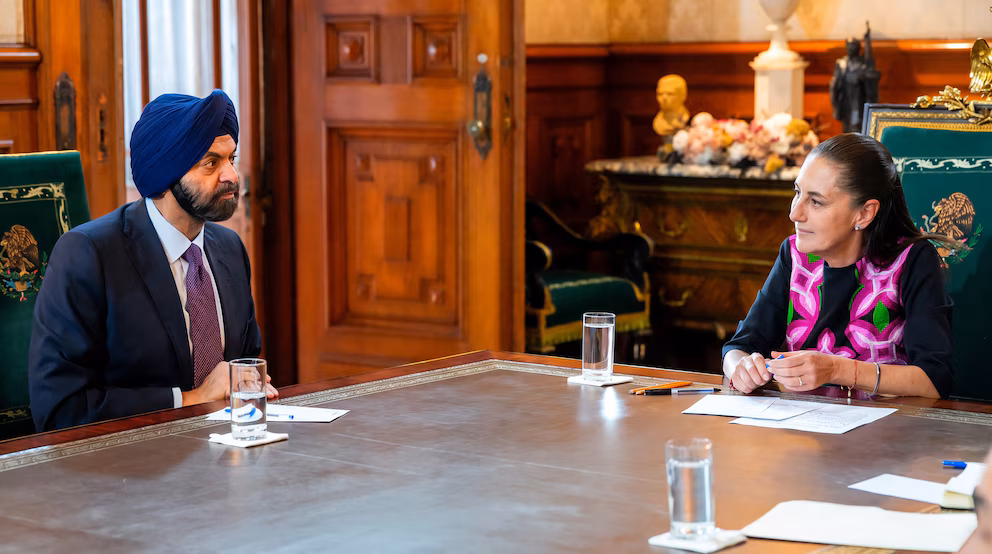 «Claudia Sheinbaum sostiene reunión en Palacio Nacional con el presidente del Banco Mundial para colaborar en el Plan México»