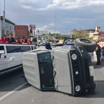 ¡Fuerte percance! Volcadura en el puente de la Teófilo Borunda desata caos vial