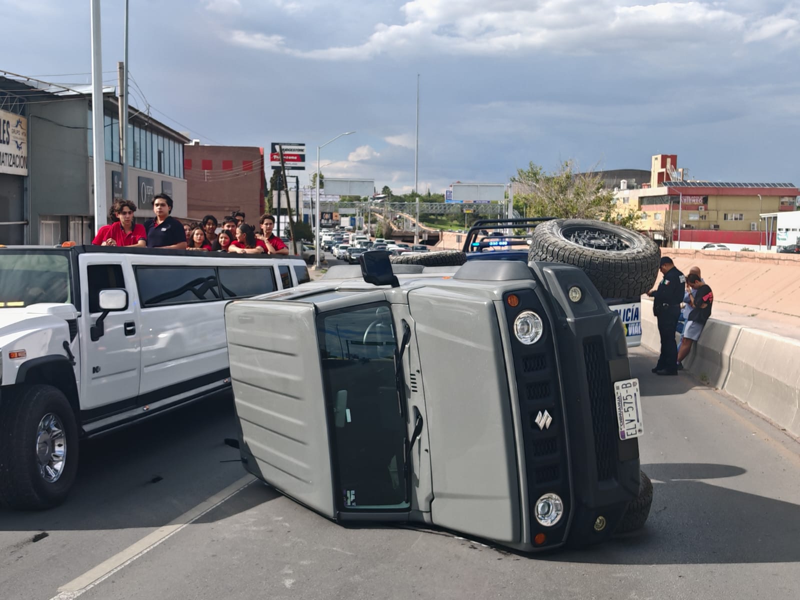¡Fuerte percance! Volcadura en el puente de la Teófilo Borunda desata caos vial